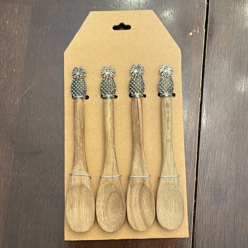 Beachcombers, set of 4 wooden spoons. Pineapple design. New.